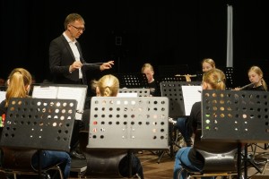 Ralf Schmittkamp dirigierte die IsselBläser durch ein tolles Programm. Dickes Lob für die Nachwuchsmusiker ☺